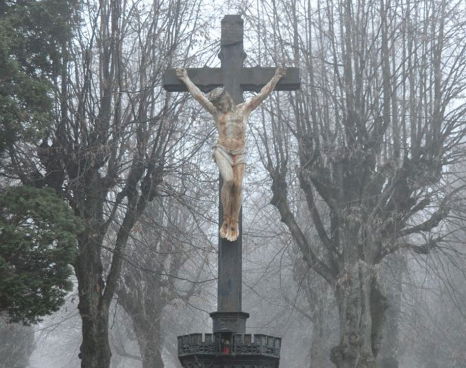 Nově rekonstruovaný kříž vyzdobí hřbitov.