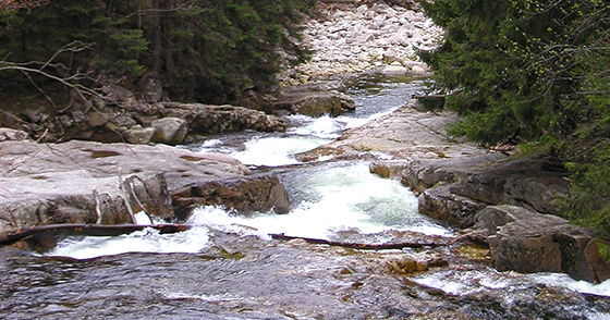Nekontrolované přívaly vody a povodně ničí infrastrukturu i krajinu