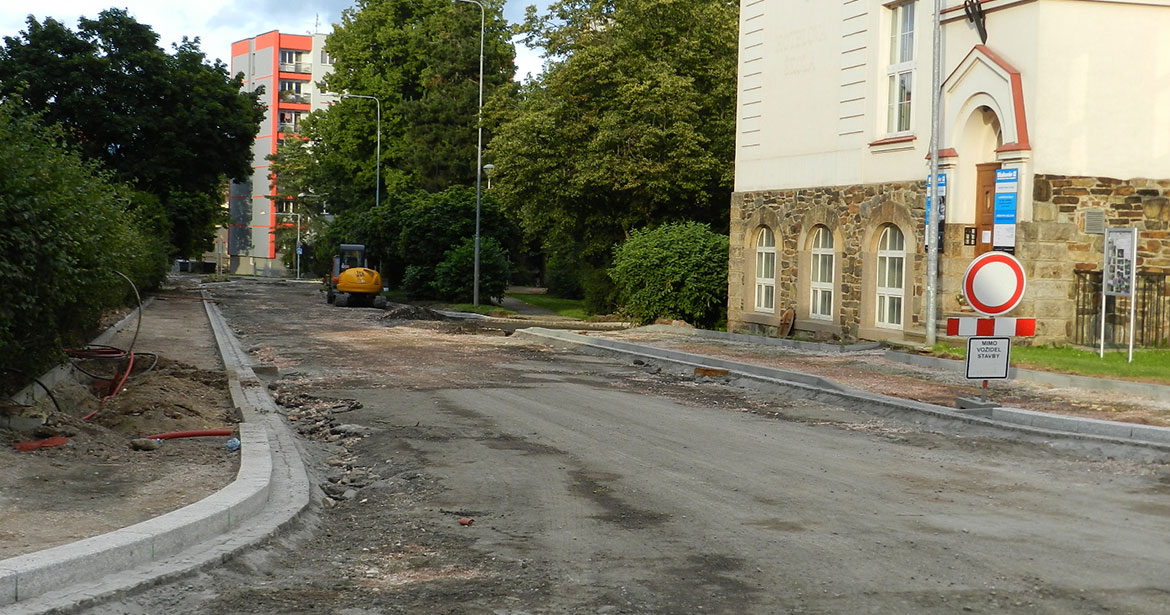Silnice v ulici Komenského ve Vrchlabí je hotová