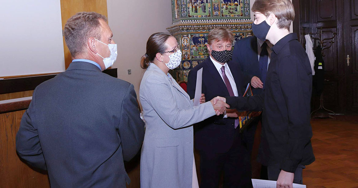 Slavnostní okamžik - předání vysvědčení