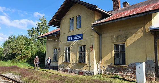 Sedmi zchátralým nádražním budovám svítá naděje